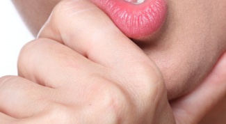 How to treat a swollen lip