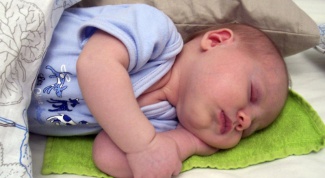 Нужна ли новорожденному подушка