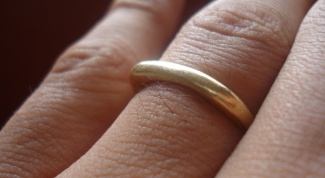 Почему палец чернеет от золотого кольца