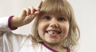Как вырвать молочный зуб ребенку