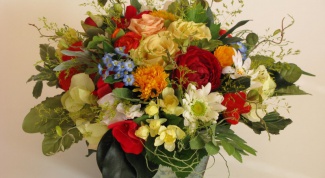 How to make a composition of artificial flowers