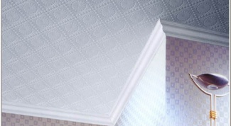 Как клеить панели на потолок