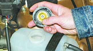 How to check the surge tank cap