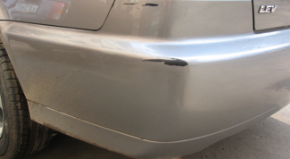 How to paint over a scratch on the bumper