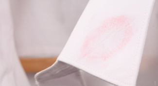 Как вывести цветные пятна с шелковой ткани