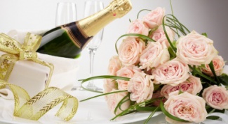 How to decorate a bottle of champagne
