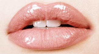 How to make lips puffy at home?