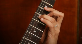 How to choose strings for acoustic guitar