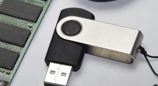 How to disassemble a USB flash drive