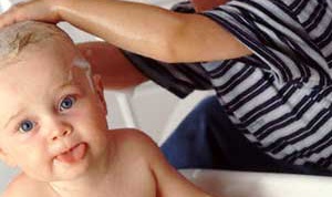 Как мыть ребенку голову