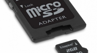 How to insert a memory card into the laptop
