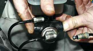 How to bleed brake master cylinder
