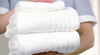 Как вывести пятно с белой одежды