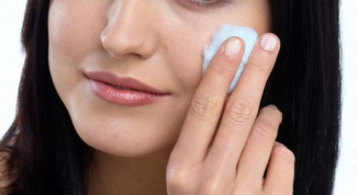 How to minimize pores on face at home