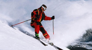 Как держать лыжные палки
