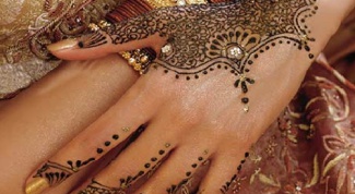 How to draw henna on the body