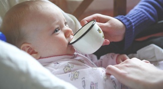 How to teach baby to drink from a mug