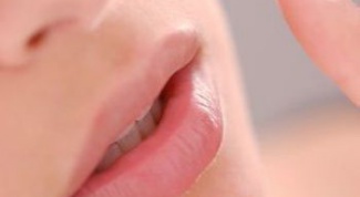 Как лечить трещины в уголках губ