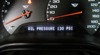 How to check the oil pressure in the engine