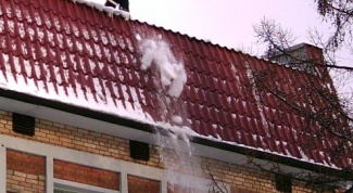 Как очистить крышу от снега