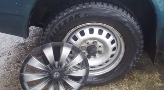 How to remove a hubcap from the wheel