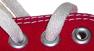 How to insert eyelets