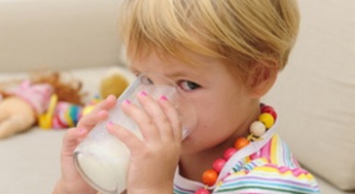 Как научить ребенка пить из чашки