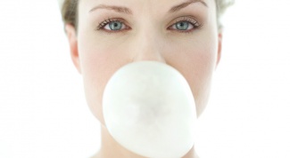 How to remove a stain from chewing gum