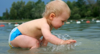 Как научить новорожденного плавать
