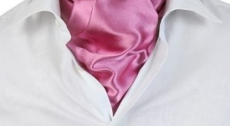 Как носить мужской платок