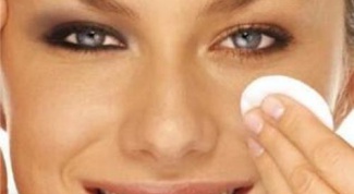 How to remove puffiness and dark circles under the eyes