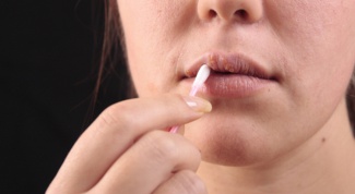 How to treat herpes on lips