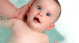 How to bathe a newborn girl
