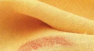 Как удалить пятна от помады с ткани