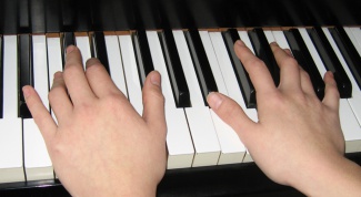 Как научить ребенка играть на фортепиано
