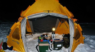 Как свернуть зимнюю палатку
