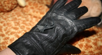 How to stretch leather gloves