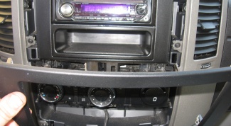 How to remove the radio in a Mercedes
