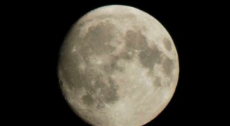 Почему мы видим одну сторону Луны