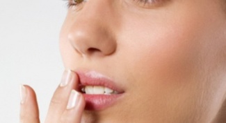 Как избавиться от шелушения губ