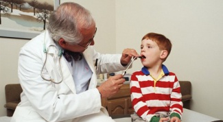 How to treat a sore throat in a child