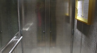 Как открыть застрявший лифт