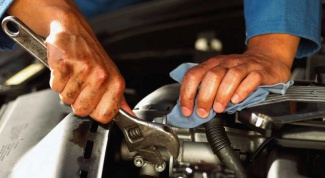 How to determine the oil level in the engine