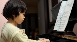 Как научить ребенка играть на пианино