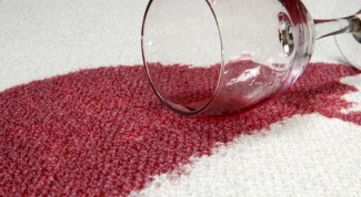 Как вывести пятна от вина на ковре