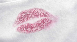 How to withdraw stain from lip gloss