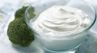 How to whisk the sour cream with sugar