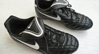 How to stretch football boots