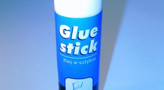 How to clean glue from clothes