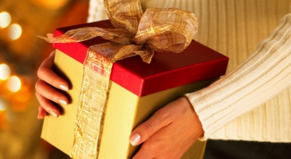 Как украсить новогодний подарок